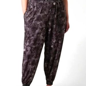 Athleta Savannah jogger In Lumen Black Floral Size Women's 26